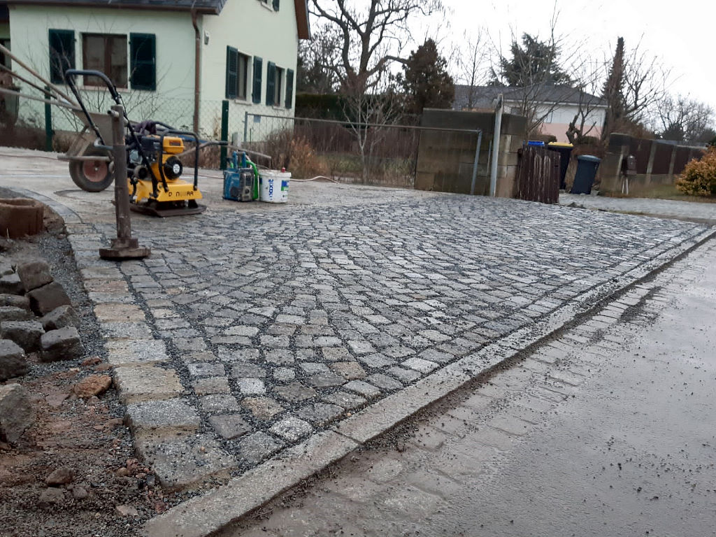 Pflasterarbeiten Einfahrt Naturstein Granit Kopfsteinpflaster